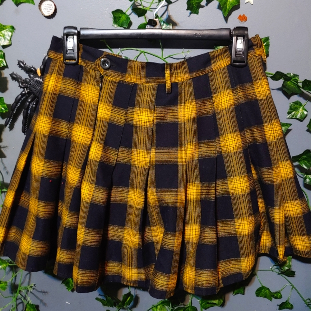 Plaid Juniors Black and yellow Skort.